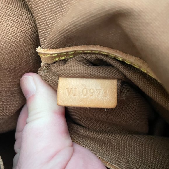 Authentic Alma PM handbag with lock and key and authentic strap. - Picture 7 of 14